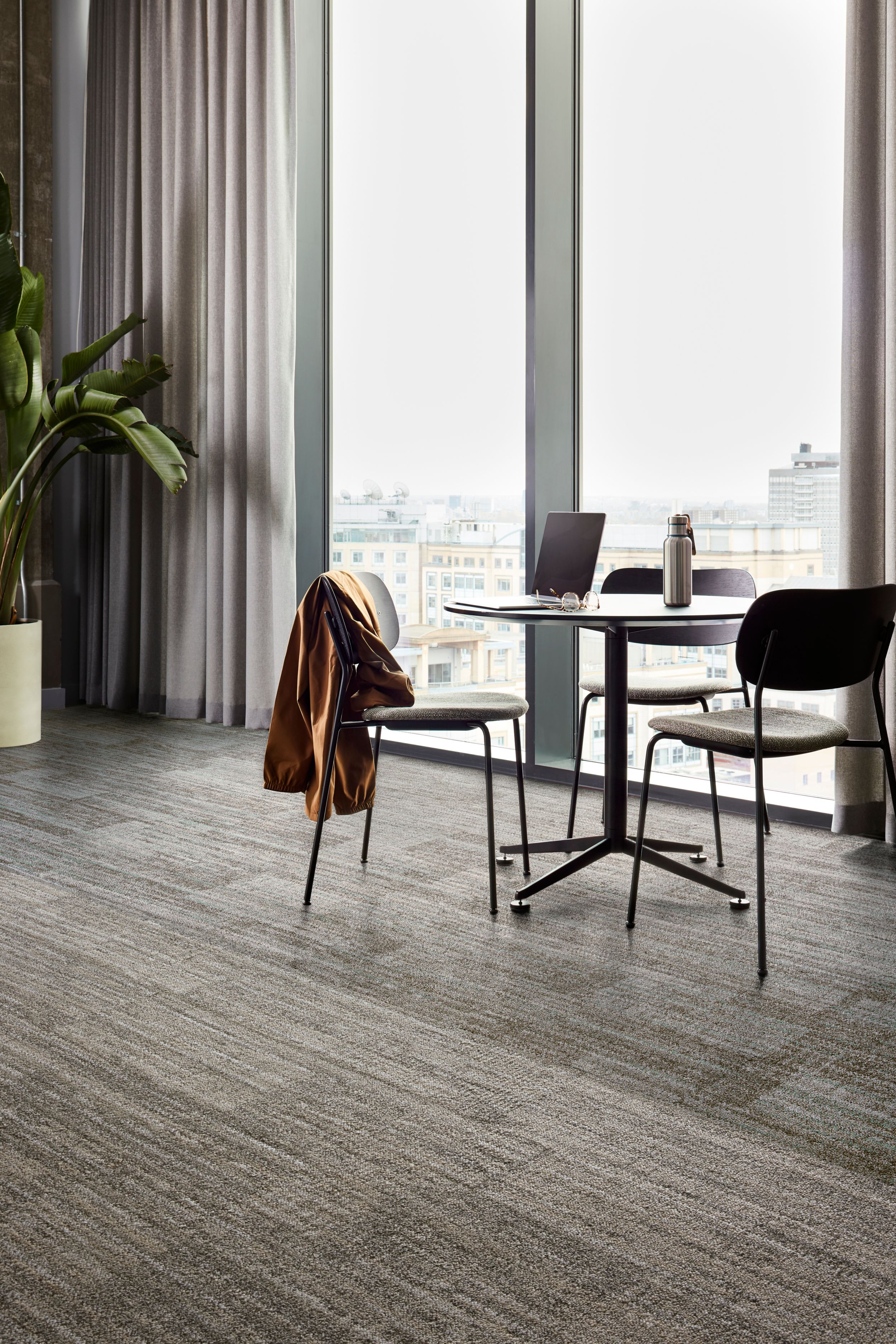 Interface Fringe Benefits plank carpet tile in private office num&eacute;ro d&rsquo;image 4